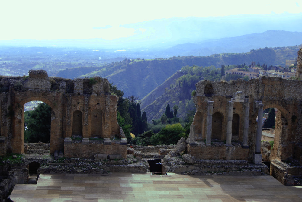 Amphitheater Ruine auf Sizilien mit grüner Hügellandschaft im Hintergrund