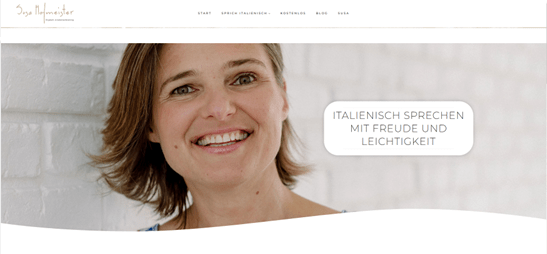 der obere Teil der Webseite von Susa Hofmeister, links sehr groß ihr lachendes Gesicht, rechts davon ein weißer Kasten, in dem steht: Italienisch sprechen mit Freude und Leichtigkeit