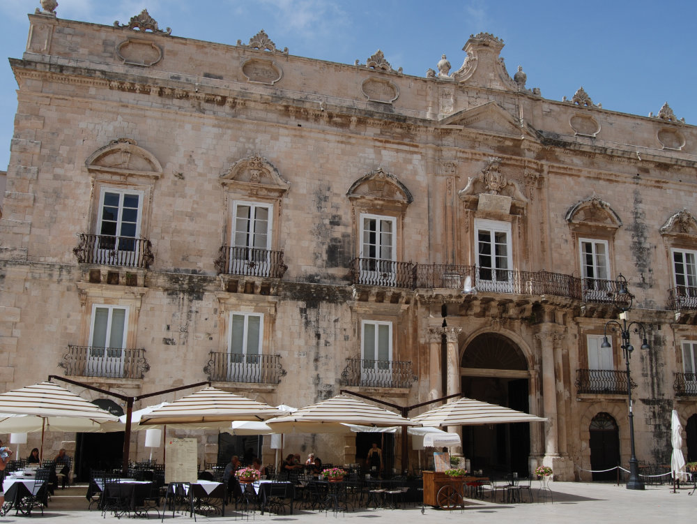 antiker Palazzo mit alter Fassade auf Sizilien